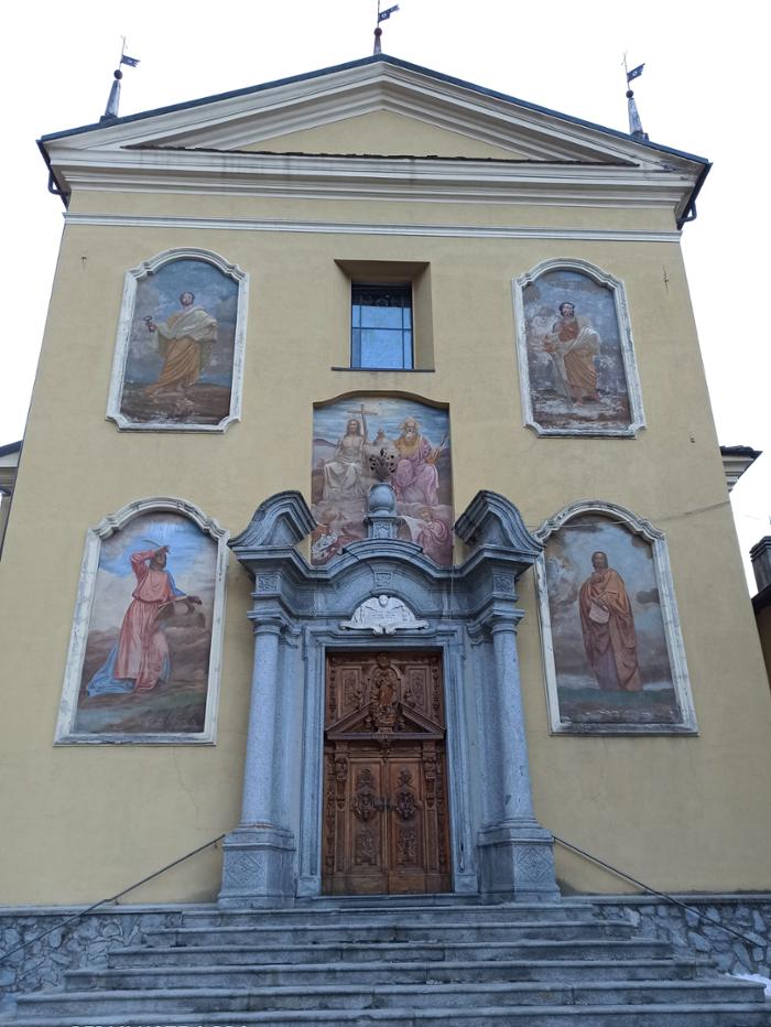 Chiesa Parrocchiale Di Dio Trinità D'amore Chiesa della SS. Trinità a Ponte di Legno Chiesa / Chiostro / Convento