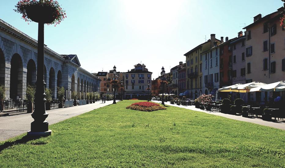 Piazzale Arnaldo Piazza / Cortile / Porticato / Strada